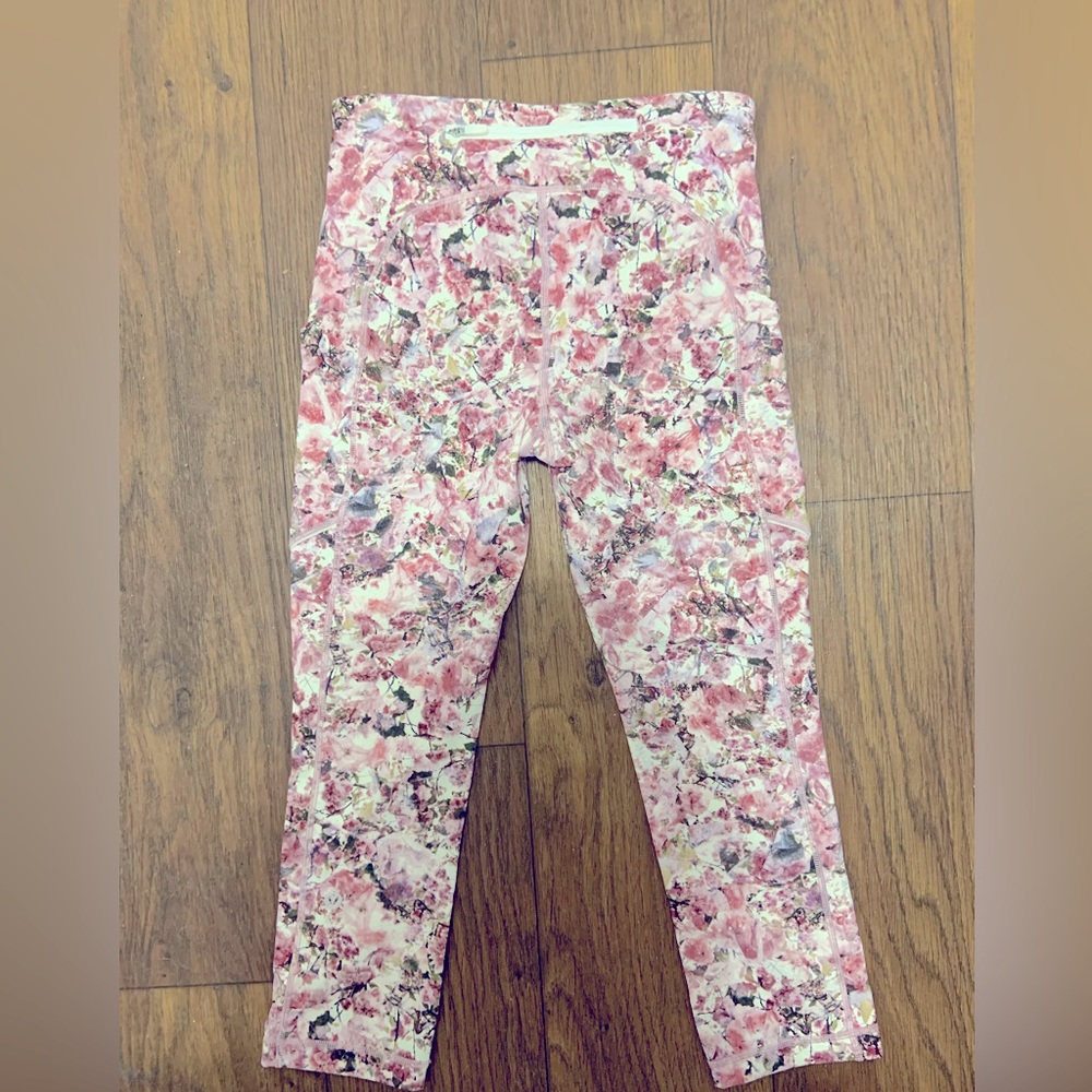 Lululemon Pink Roses Size 4 capri
